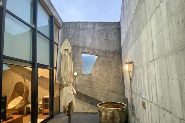 Habitación Grand doble, patio, entresuelo | Baño | Bañera de agua termal y artículos de higiene personal gratuitos