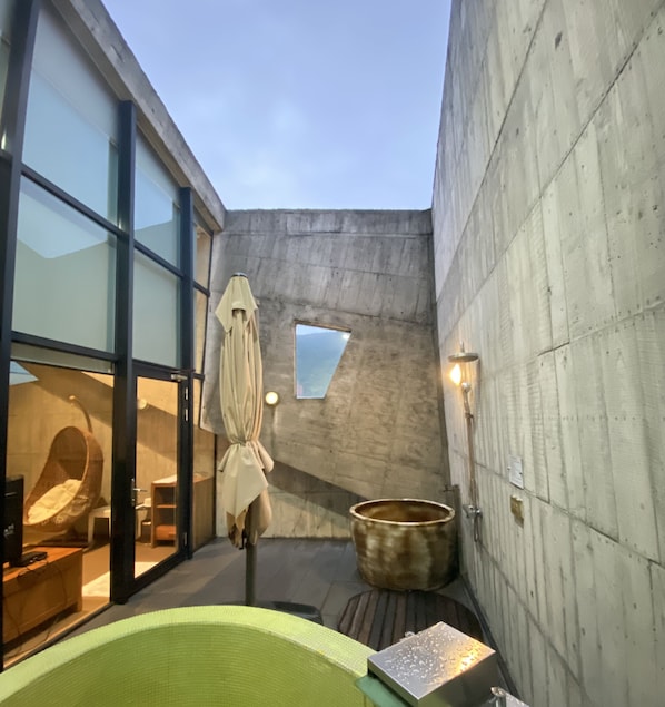 Glæsilegt herbergi með tvíbreiðu rúmi - verönd - millihæð | Baðherbergi | Lindarvatnsbað, snyrtivörur án endurgjalds, hárblásari, baðsloppar