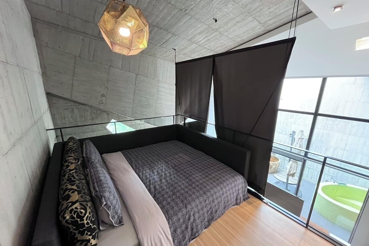Grand-dobbeltværelse - terrasse - mezzanin | 1 soveværelse, dundyner, minibar, individuelt design