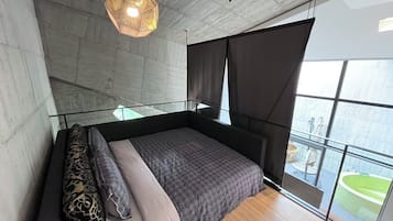 Quarto casal grand, varanda, no mezanino | Edredons de pluma, frigobar, individualmente decorados