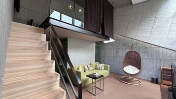 Dobbeltrom – grand, terrasse, mellometasje | Dundyner, minibar, individuelt dekorert og lydisolert