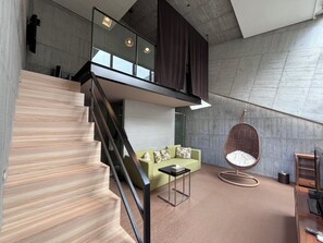 Glæsilegt herbergi með tvíbreiðu rúmi - verönd - millihæð | Dúnsængur, míníbar, sérhannaðar innréttingar, hljóðeinangrun