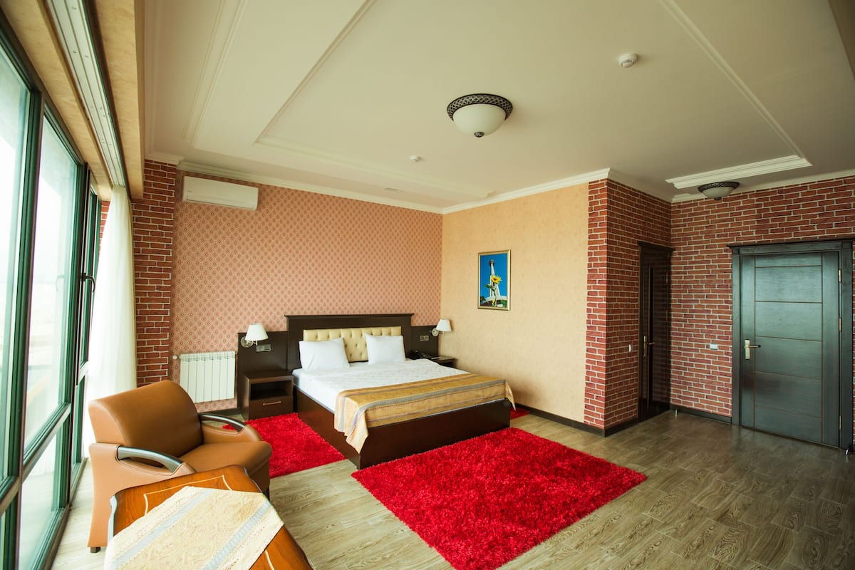 Ropa de cama de alta calidad, minibar, caja fuerte y escritorio