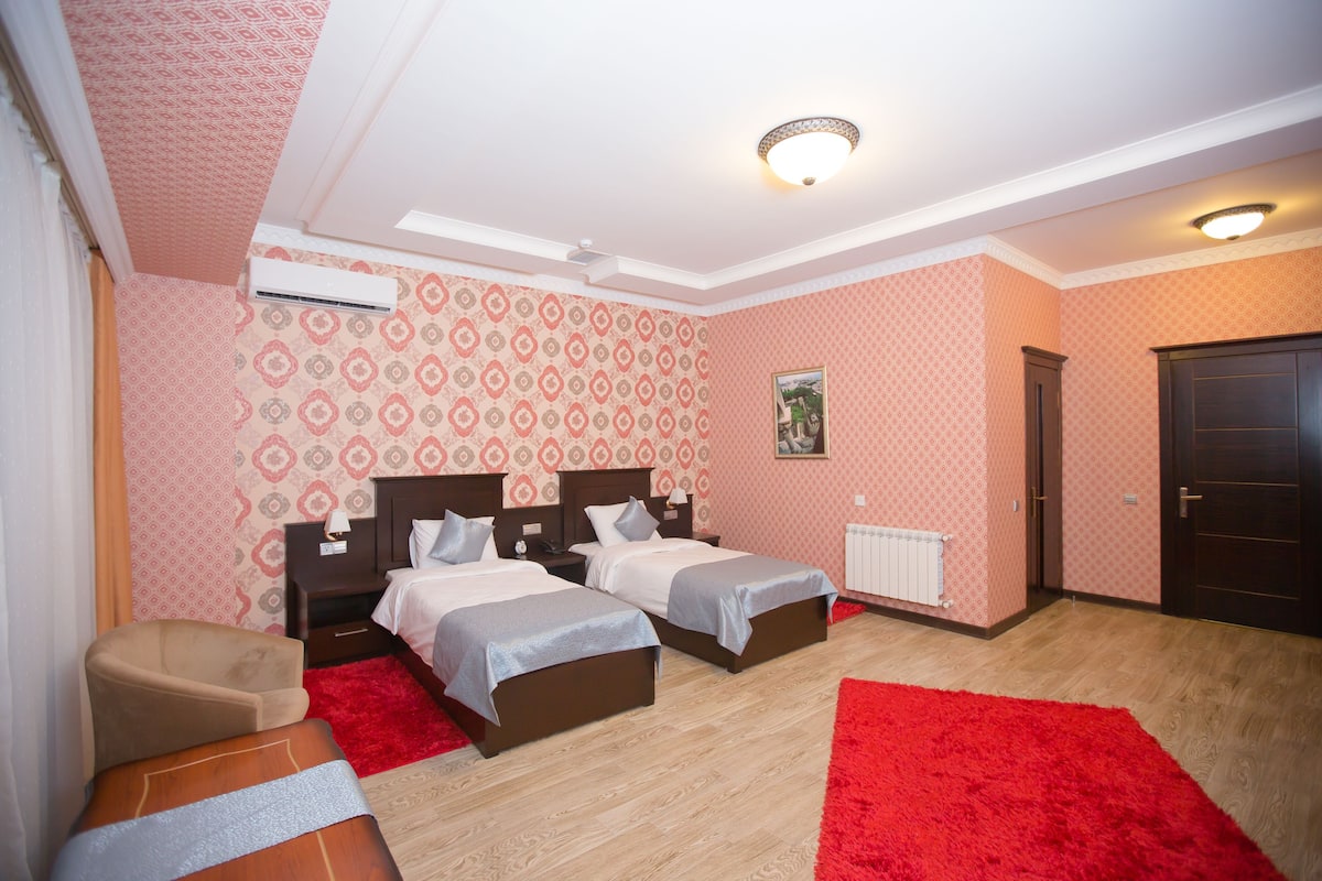 Habitación superior con 2 camas individuales | Ropa de cama de alta calidad, minibar, caja fuerte y escritorio