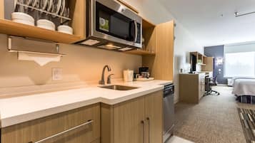 Full-size fridge, microwave, dishwasher, coffee/tea maker