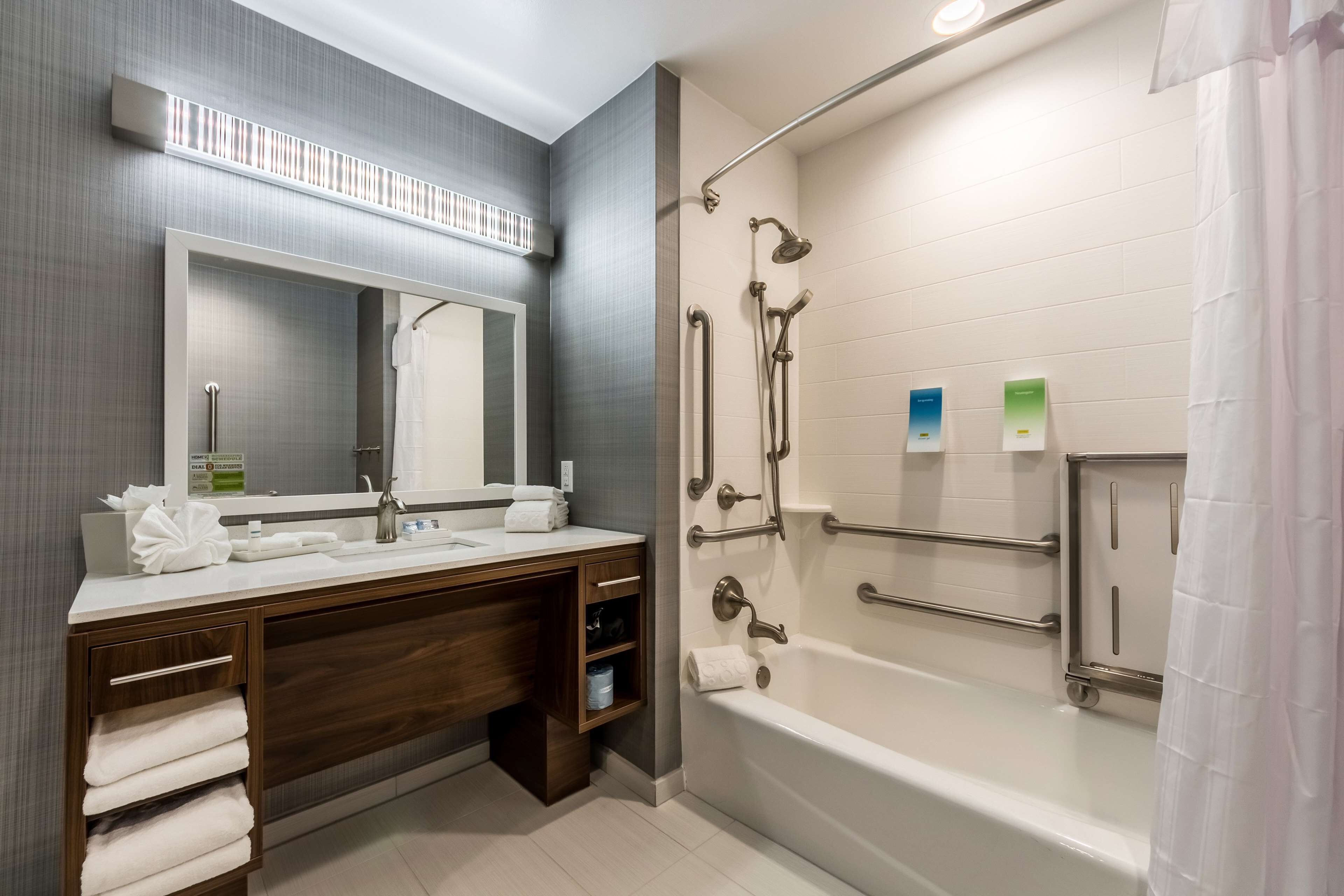 combined shower/bathtub, towels