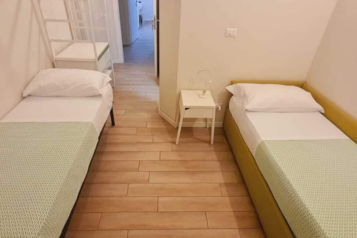 Regadera, amenidades de baño gratuitas, secadora de cabello, toallas