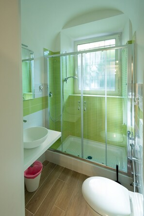 Triple Room (Velocipede) | Bathroom | Shower, free toiletries, hair dryer, towels - Bed&BikeRome Rooms (Rome)