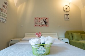 Habitación triple (Velocipede) | Escritorio, cortinas opacas, tabla de planchar con plancha y wifi gratis