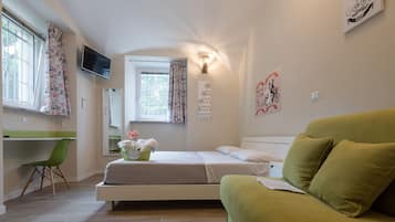 Triple Room (Velocipede) | Desk, blackout drapes, iron/ironing board, free WiFi