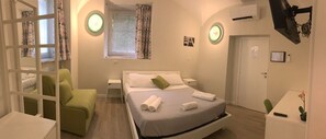 Habitación triple (Biciclo) | Escritorio, cortinas opacas, tabla de planchar con plancha y wifi gratis