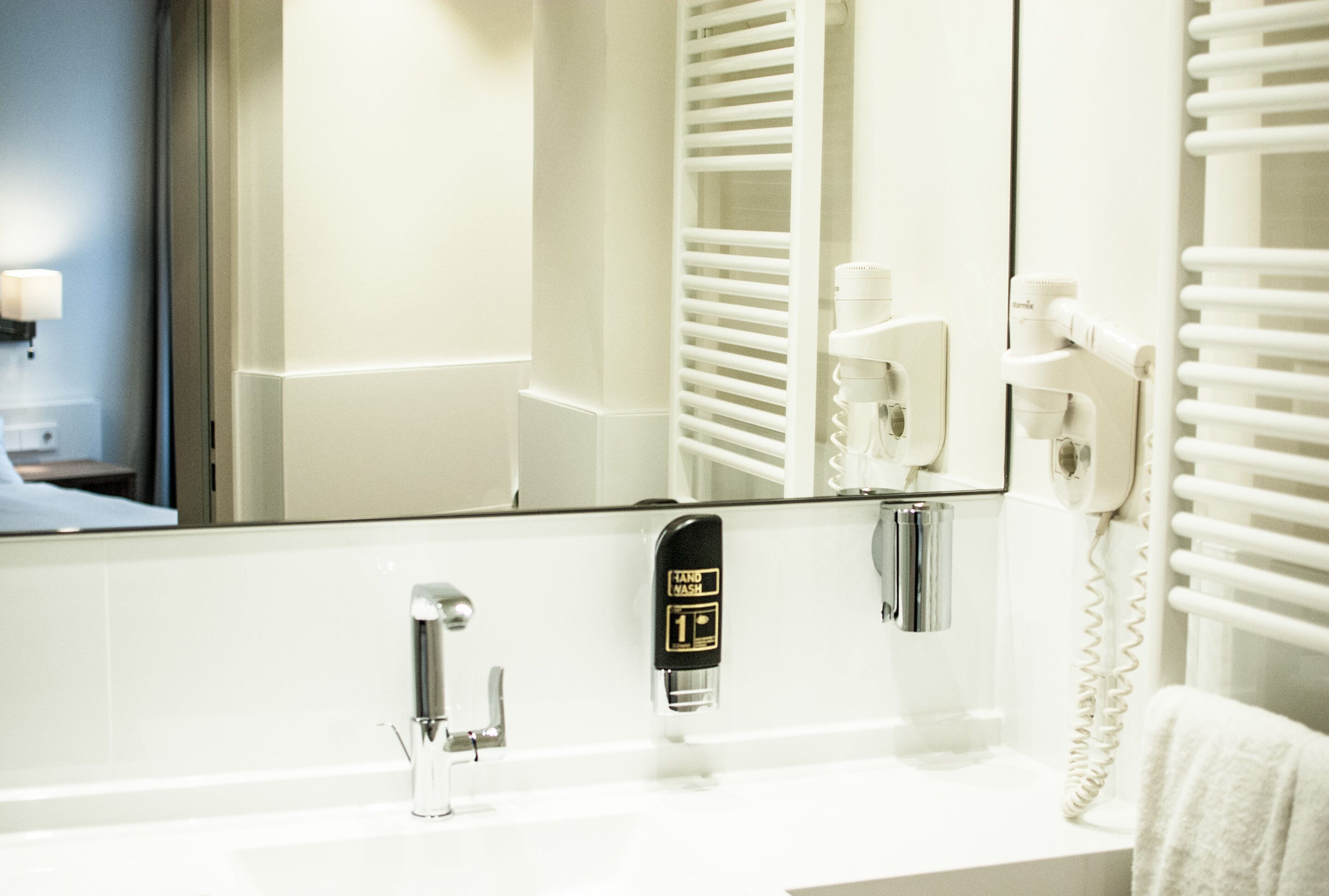 double room, 1 king bed, non smoking | bathroom | shower, free toiletries, hair dryer, towels