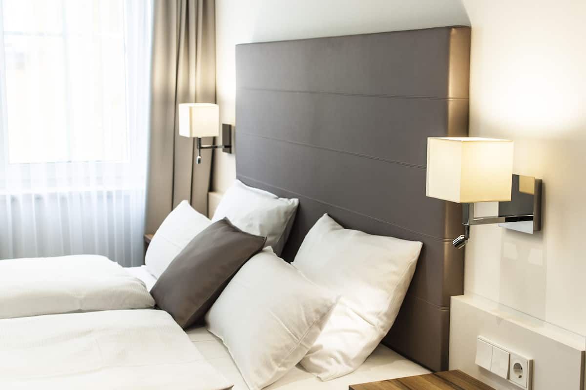 double room, 1 king bed, non smoking | living room | flat-screen tv