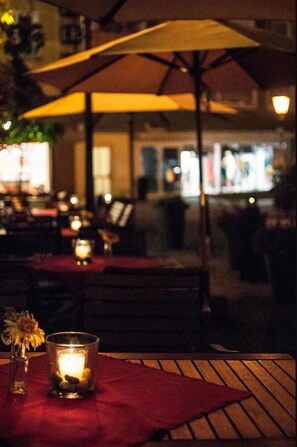 供應早餐、午餐和晚餐，當地和國際料理