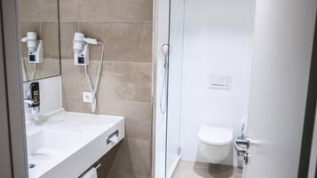 Dusche, kostenlose Toilettenartikel, Haartrockner, HandtĂŒcher