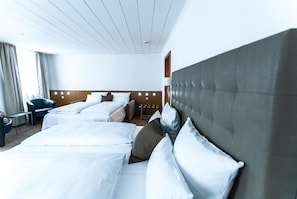 Roupas de cama premium, frigobar, cofres nos quartos, escrivaninha