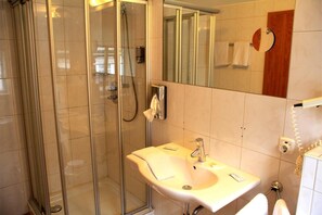 Douche, articles de toilette gratuits, serviettes fournies