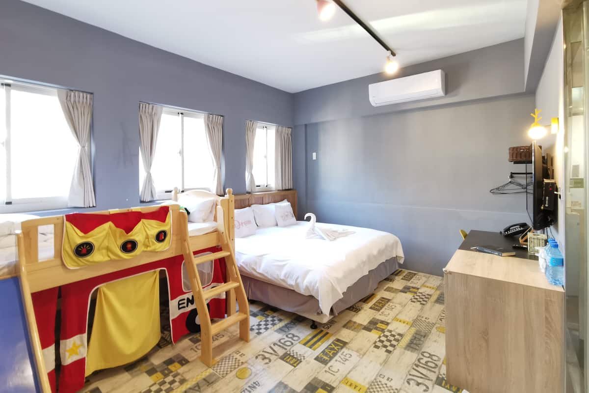 Quarto com uma cama de solteiro, uma escrivaninha e uma cadeira.