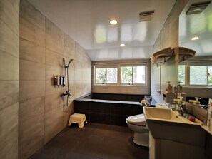 デラックス 4 人部屋 (Local Resident Only) | バスルーム | 個別の浴槽とシャワー、温泉浴槽、レインフォールシャワー、ヘアドライヤー