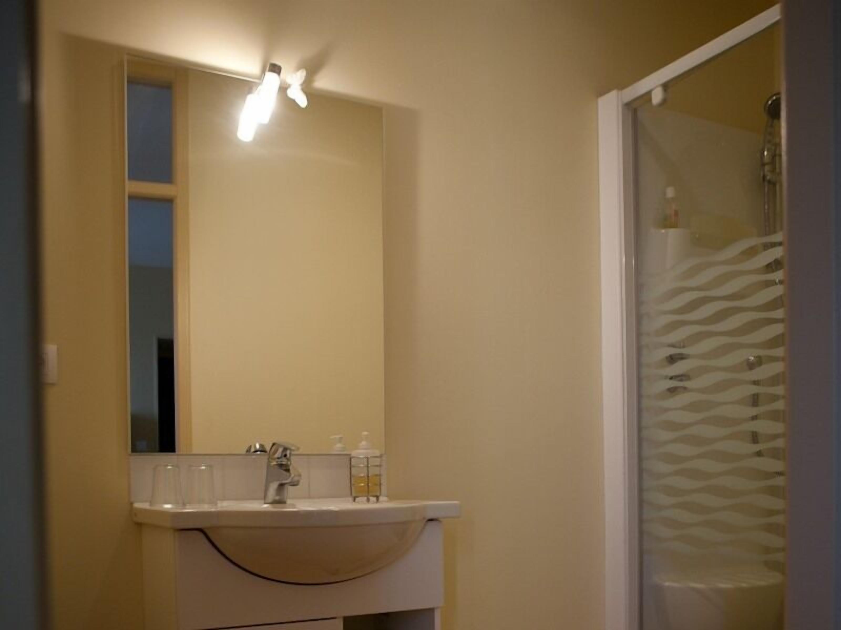 Premium bedding, desk, soundproofing, free WiFi