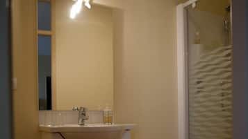 Premium bedding, desk, soundproofing, free WiFi