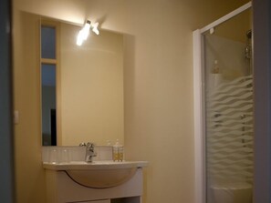 Premium bedding, desk, soundproofing, free WiFi