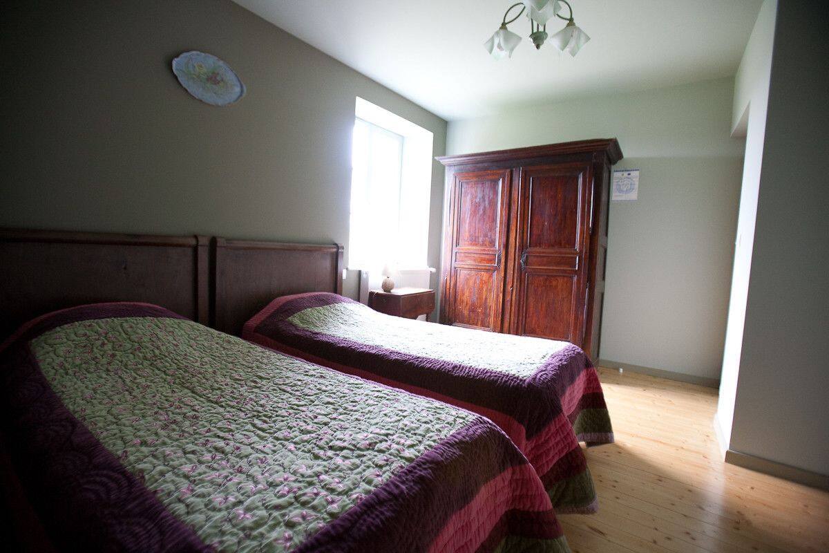 Ropa de cama de alta calidad, escritorio y sistema de insonorización 