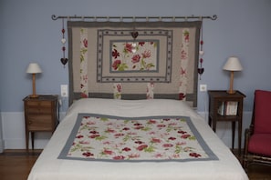 Double Room, Ensuite, City View | Premium bedding, desk, soundproofing, free WiFi - Le Relais du Passe-Heures (Cenans)