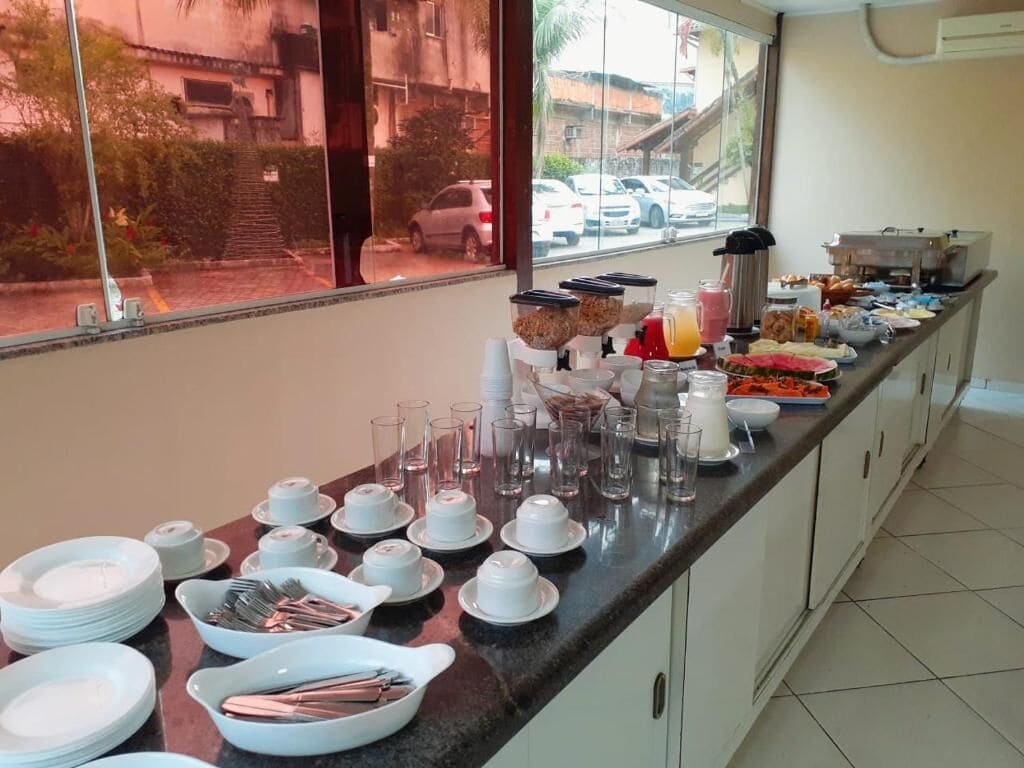 Un aparador ben carregat amb diversos plats i els seus utensilis.