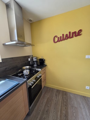 Cottage, Ensuite, Garden View | Shared kitchen | High chair