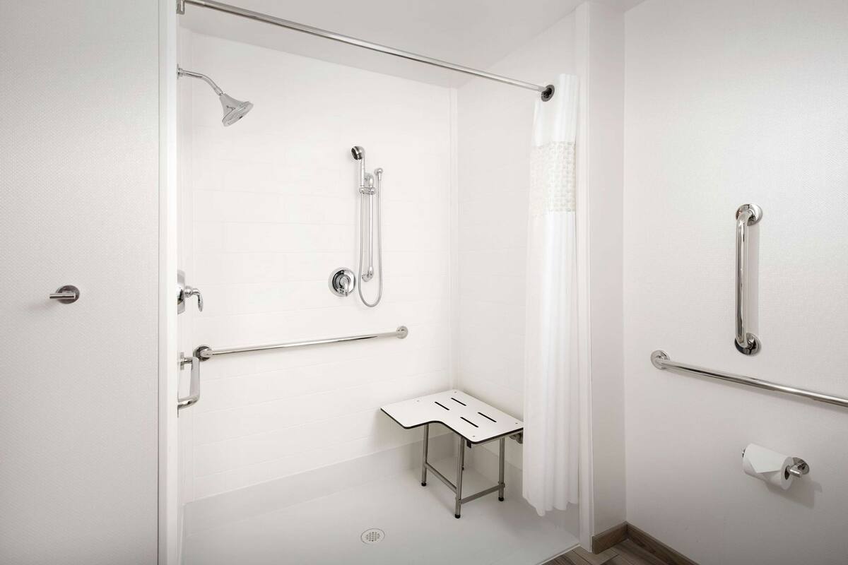 Bathroom | Combined shower/bathtub, hydromassage showerhead, free toiletries