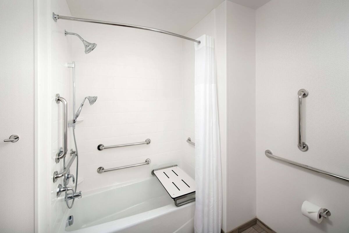 Bathroom | Combined shower/bathtub, hydromassage showerhead, free toiletries