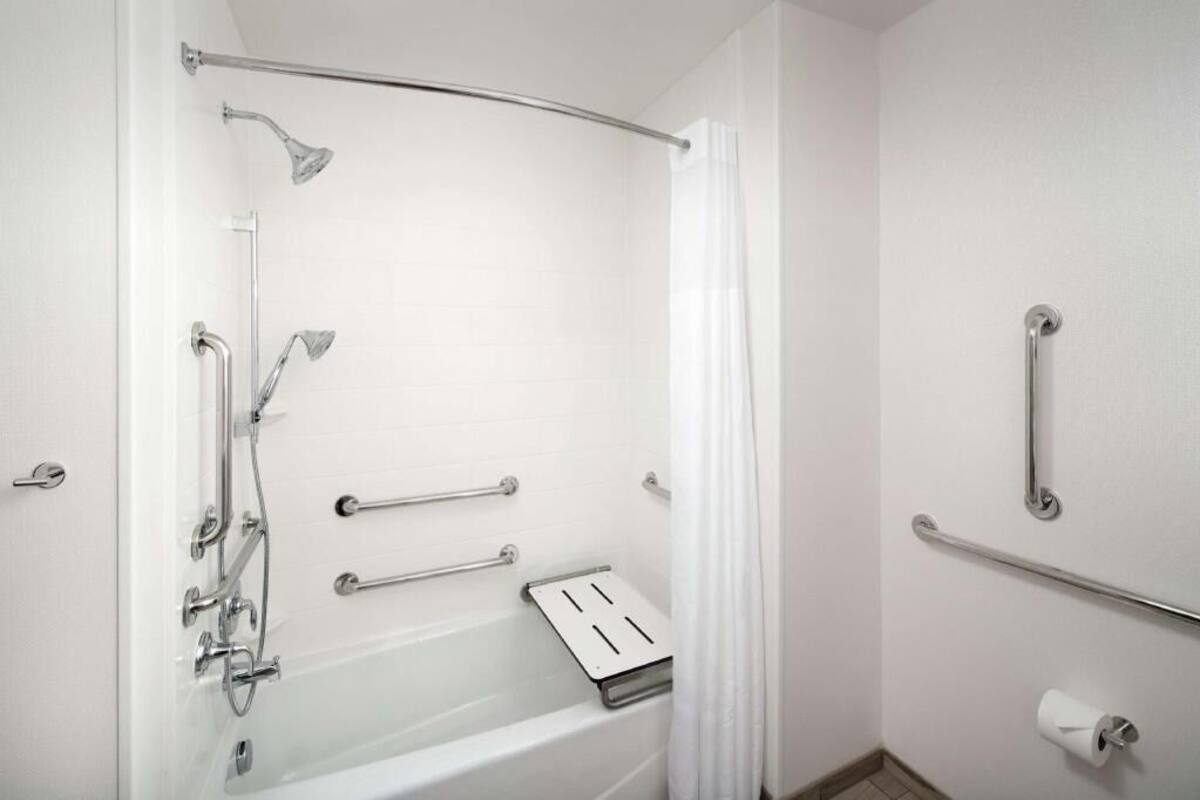 Combined shower/bathtub, hydromassage showerhead, free toiletries