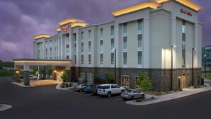 A hotel with a modern design, featuring a flat roof, large windows, and a welcoming entrance. - Hampton Inn Denver Tech Center South CO (Englewood)
