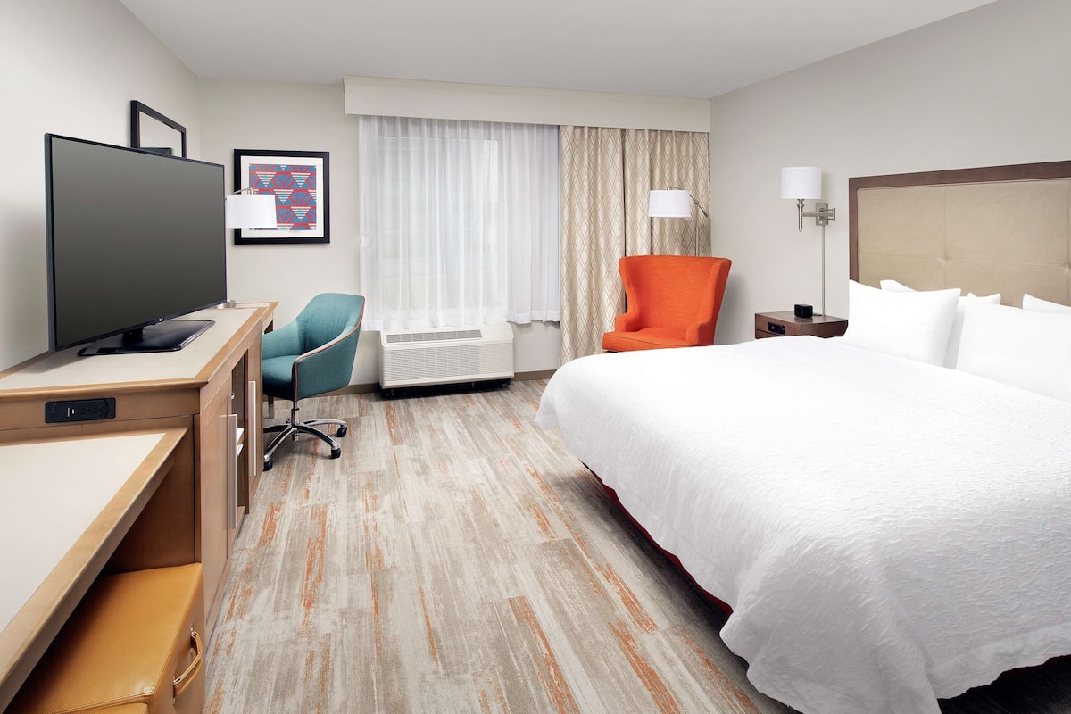 Ropa de cama de alta calidad y caja de seguridad en la habitación