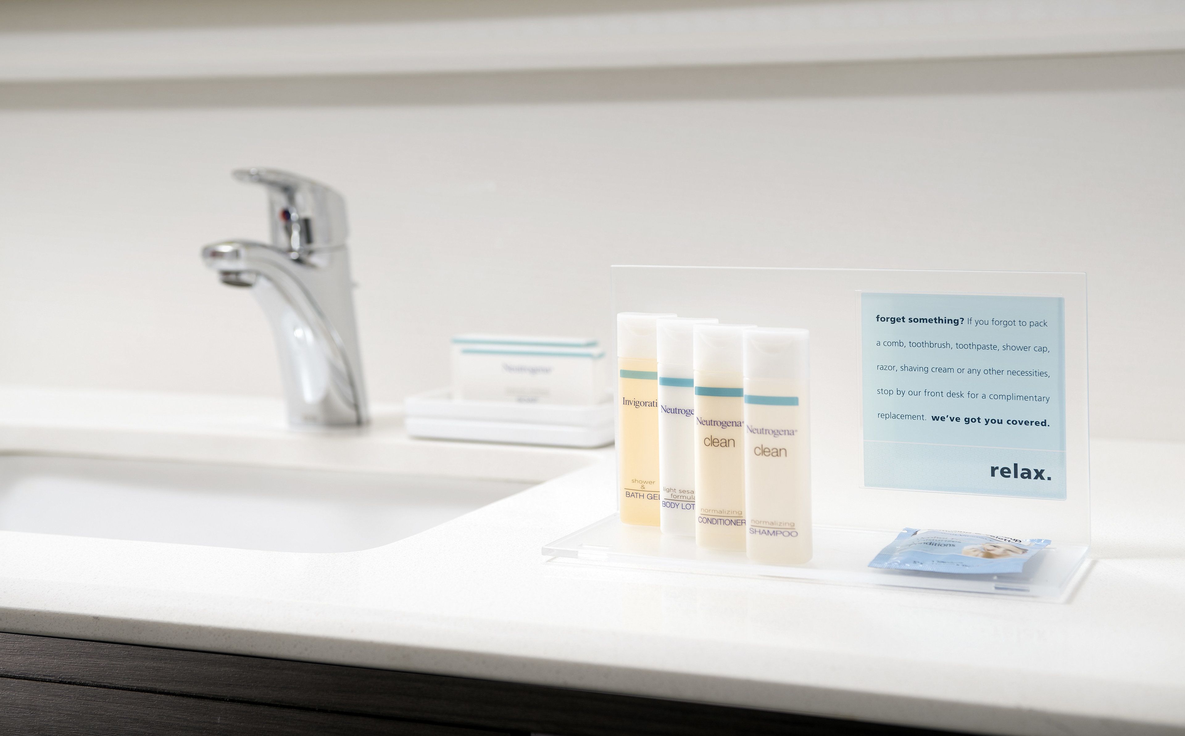 combined shower/bathtub, hydromassage showerhead, free toiletries