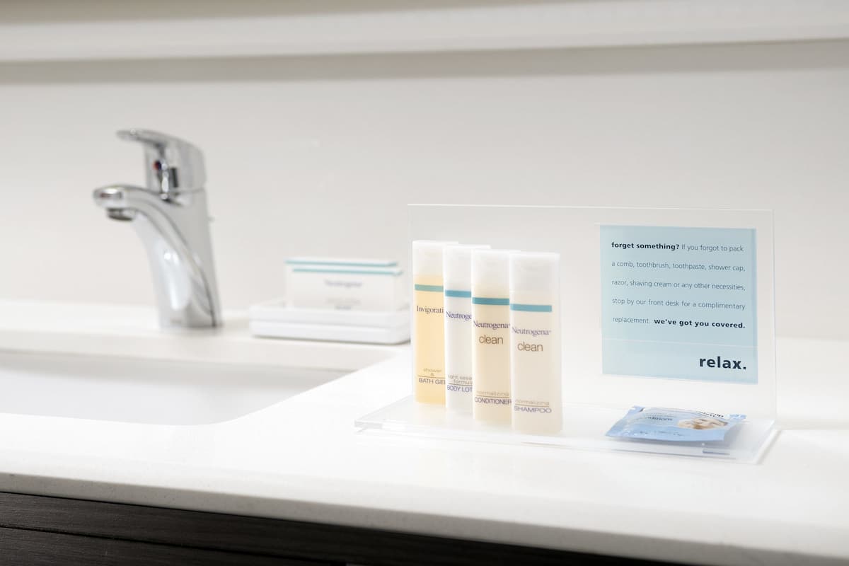 combined shower/bathtub, hydromassage showerhead, free toiletries