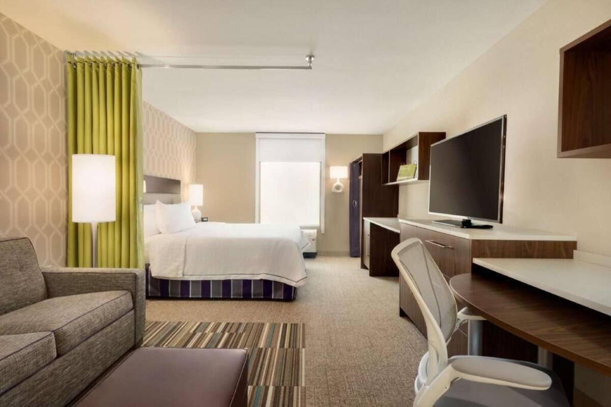 Ropa de cama hipoalergénica y caja de seguridad en la habitación