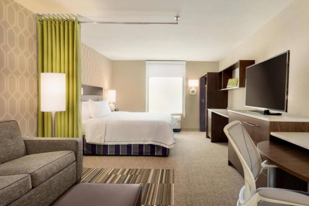 Hypo-allergenic bedding, in-room safe, desk, laptop workspace