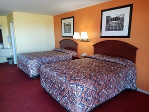 Dobbeltrom – basic, 2 queensize-senger, røyk | Skrivebord, wi-fi (inkludert) og sengetøy