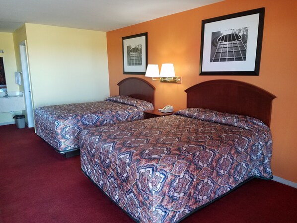 Basic-Doppelzimmer, 2 Queen-Betten, Raucher | Schreibtisch, kostenloses WLAN, Bettwäsche