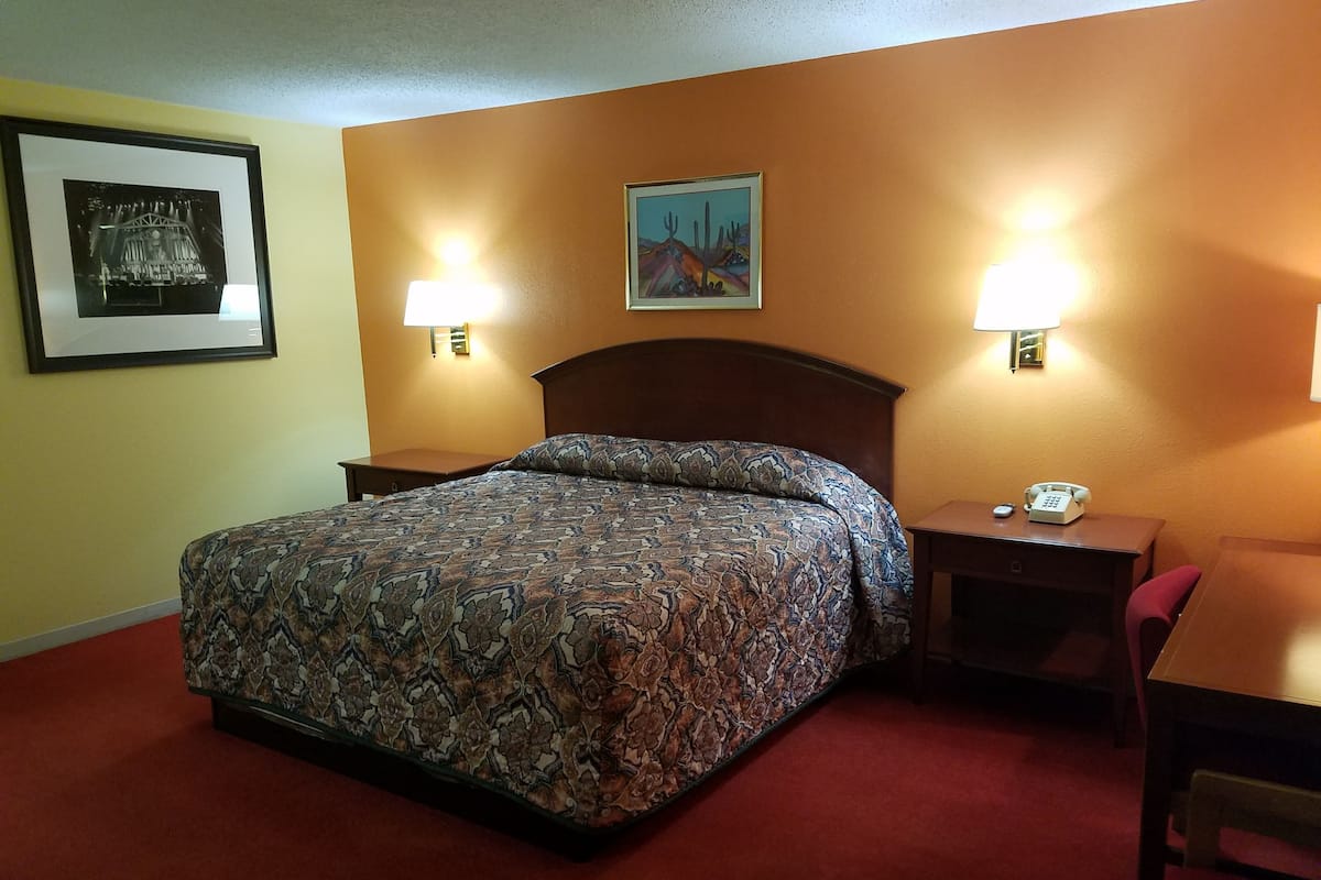 Basic Single Room, 1 King Bed, Smoking | Desk, free WiFi, bed sheets