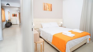 Une chambre d’hôtel moderne, dotée d’un grand lit, d’un bureau et d’une chaise.