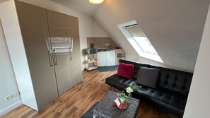 Bureau, chambres insonorisées, fer et planche à repasser