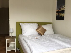 Bureau, chambres insonorisées, fer et planche à repasser