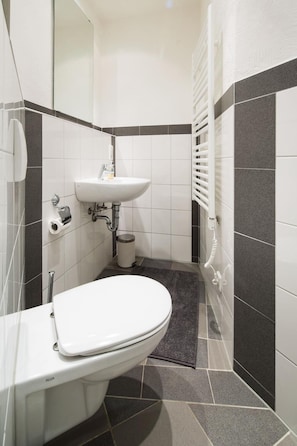 Habitación doble estándar | Baño | Regadera, amenidades de baño gratuitas, secadora de cabello, toallas 