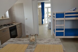 Deluxe-sviitti, terassi | Yksityinen keittonurkkaus | Täysikokoinen jääkaappi, vedenkeitin, pakastin