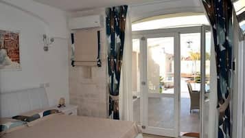 Habitación Business doble, patio | Ropa de cama de alta calidad y edredones de plumas