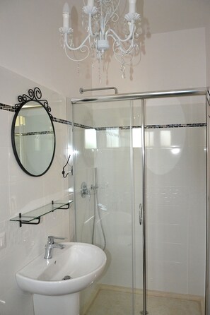 Regadera, amenidades de baño gratuitas, secadora de cabello, bidet 