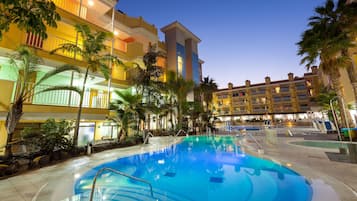 2 piscinas al aire libre, sillones reclinables de piscina